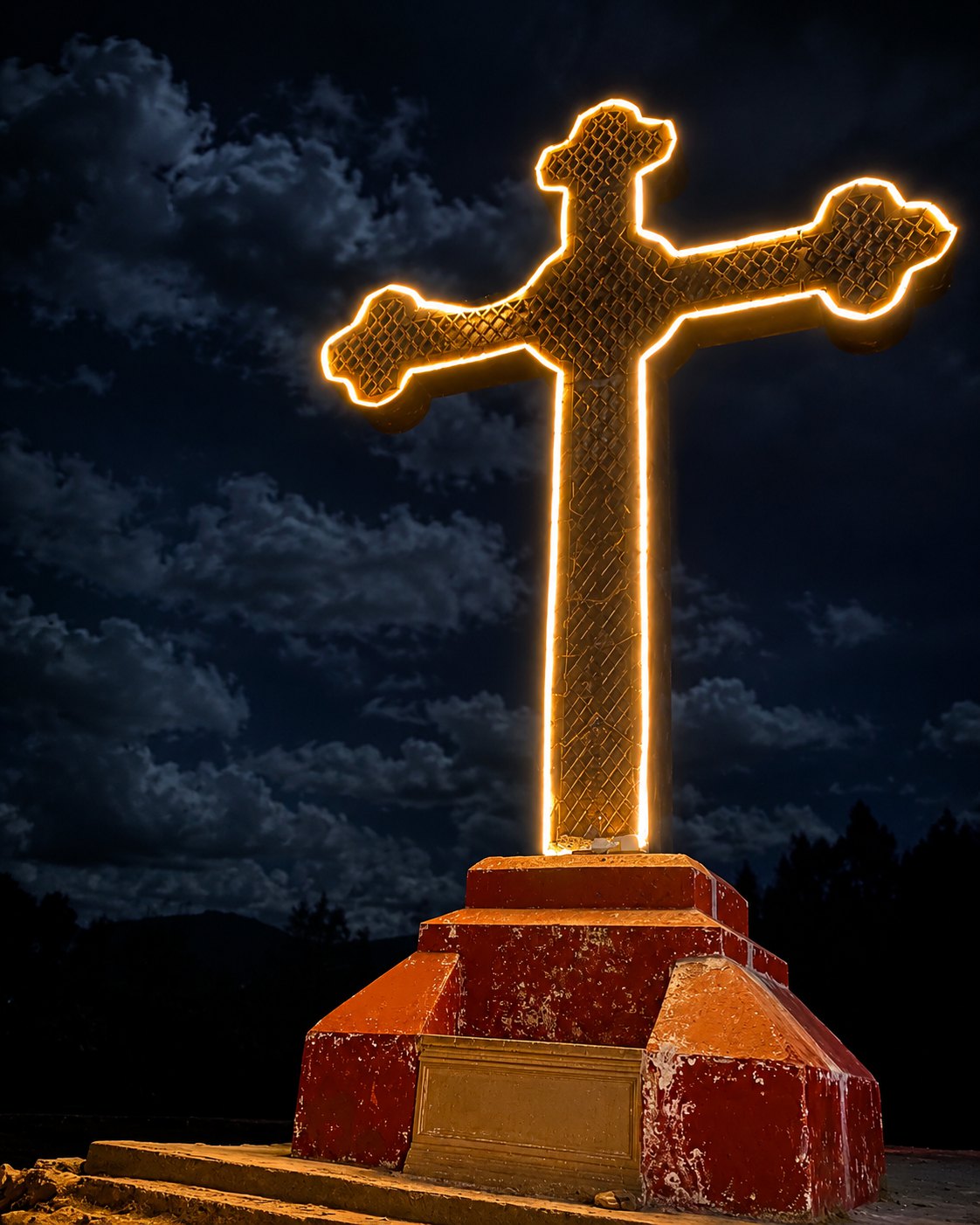 Gran cruz de Rataquenua iluminada durante la noche