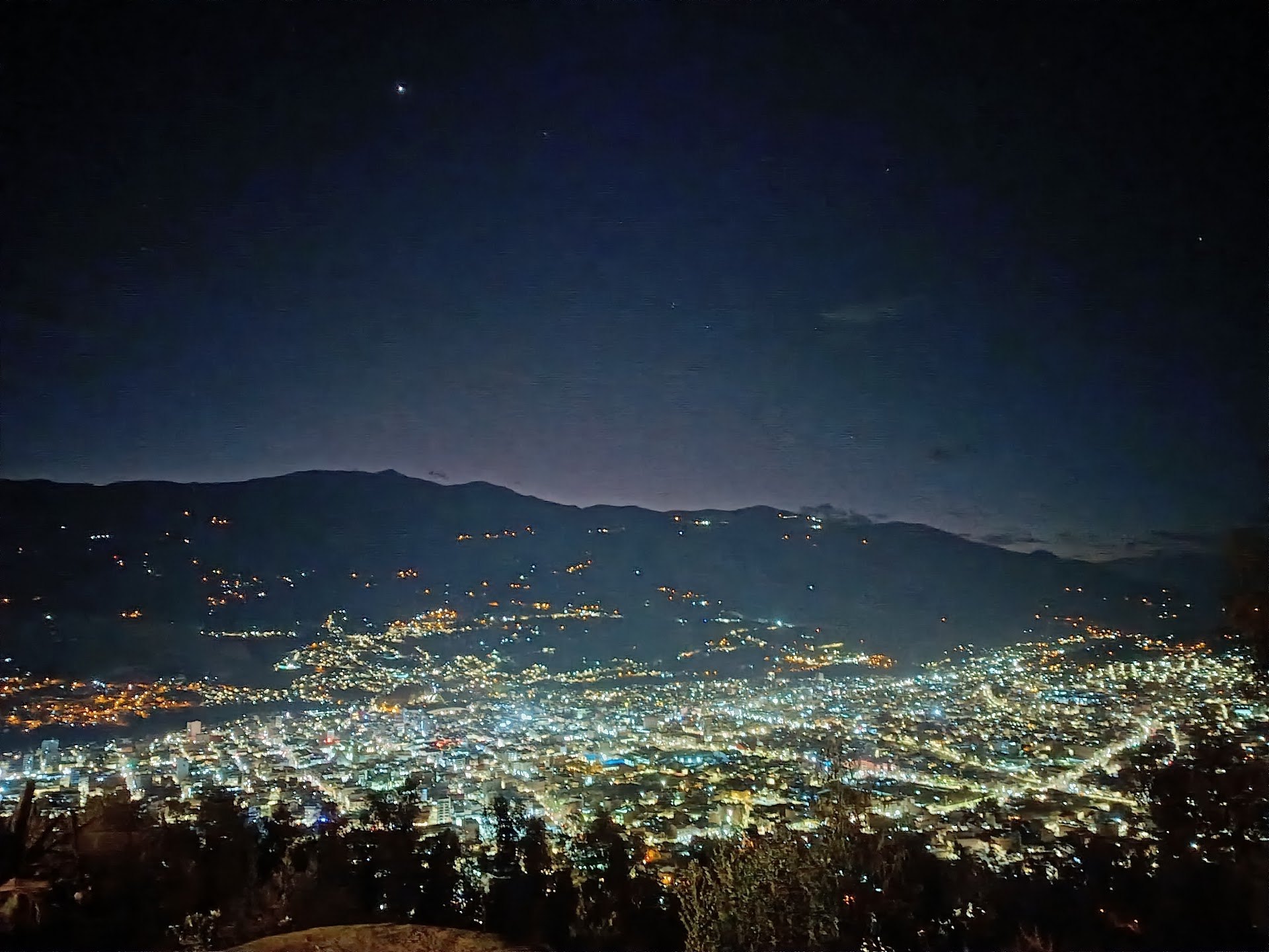 Luces de la ciudad de Huaraz vistas desde Rataquenua durante la noche
